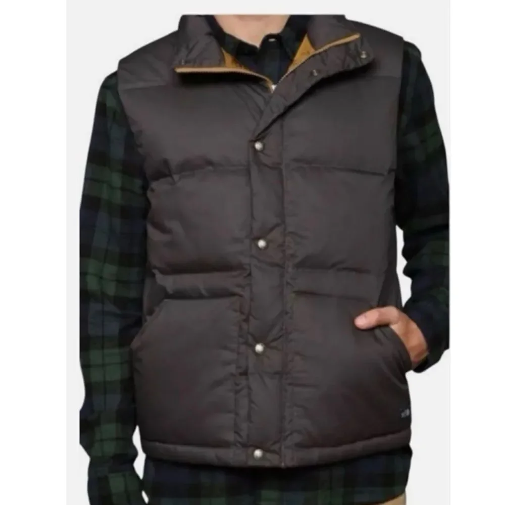 The North Face Lindero Quilted Down Vest in charcoal gray M mens